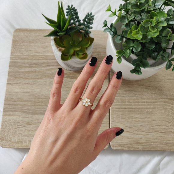 AFRODITI K. JEWELRY Jewelry - 3/$20 WHITE DAISY RING
